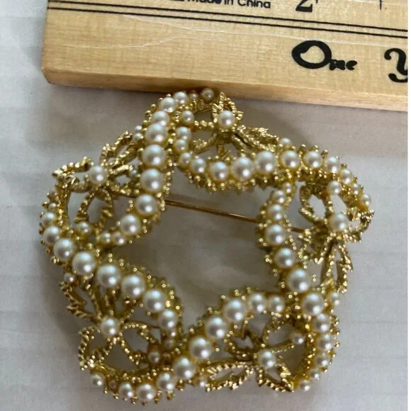 Vintage-Style Gold Tone Brooch with Faux Pearls – Openwork Star Wreath Classic - Picture 4 of 5